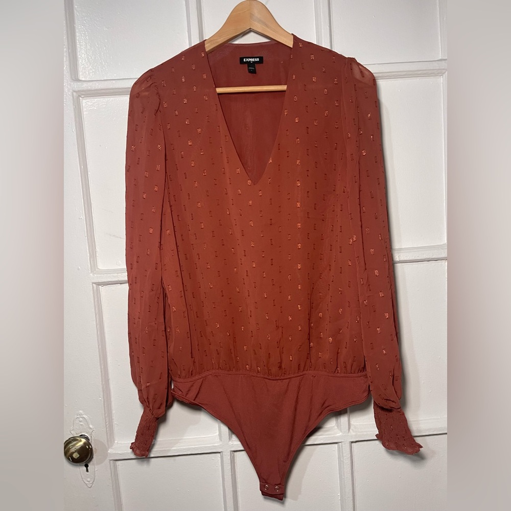 ♻️DISPONIBLE ♻️ NWOT 🛍️
✨NEW EXPRESS V Neck Bodysuit Top✨